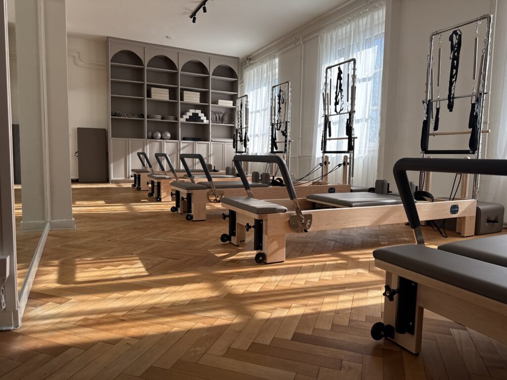 Reformer im Streiflicht im ALIGNHER Pilates Studio in Mönchengladbach