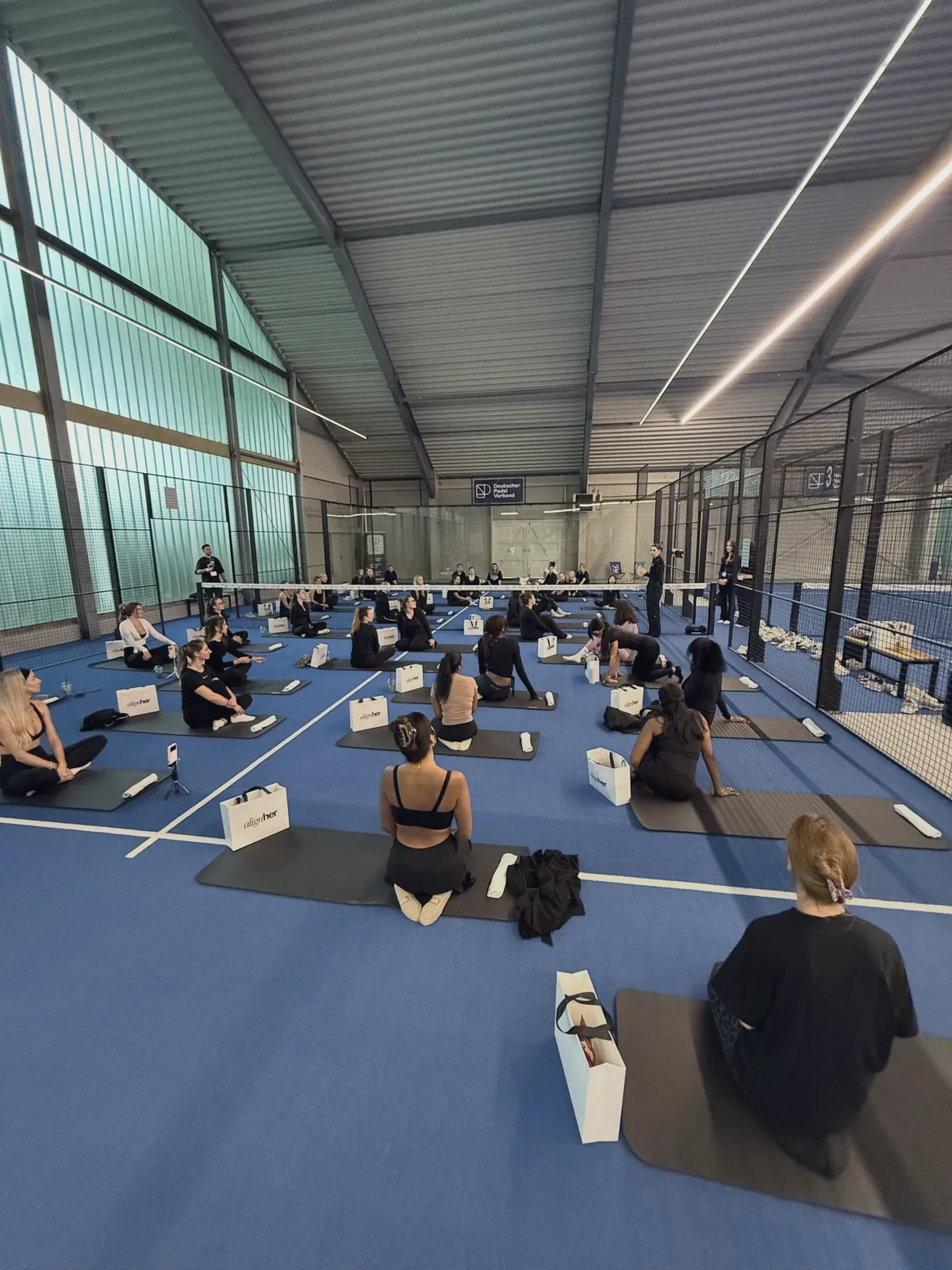 Große Pilates Gruppe auf Matten beim ALIGNHER Event